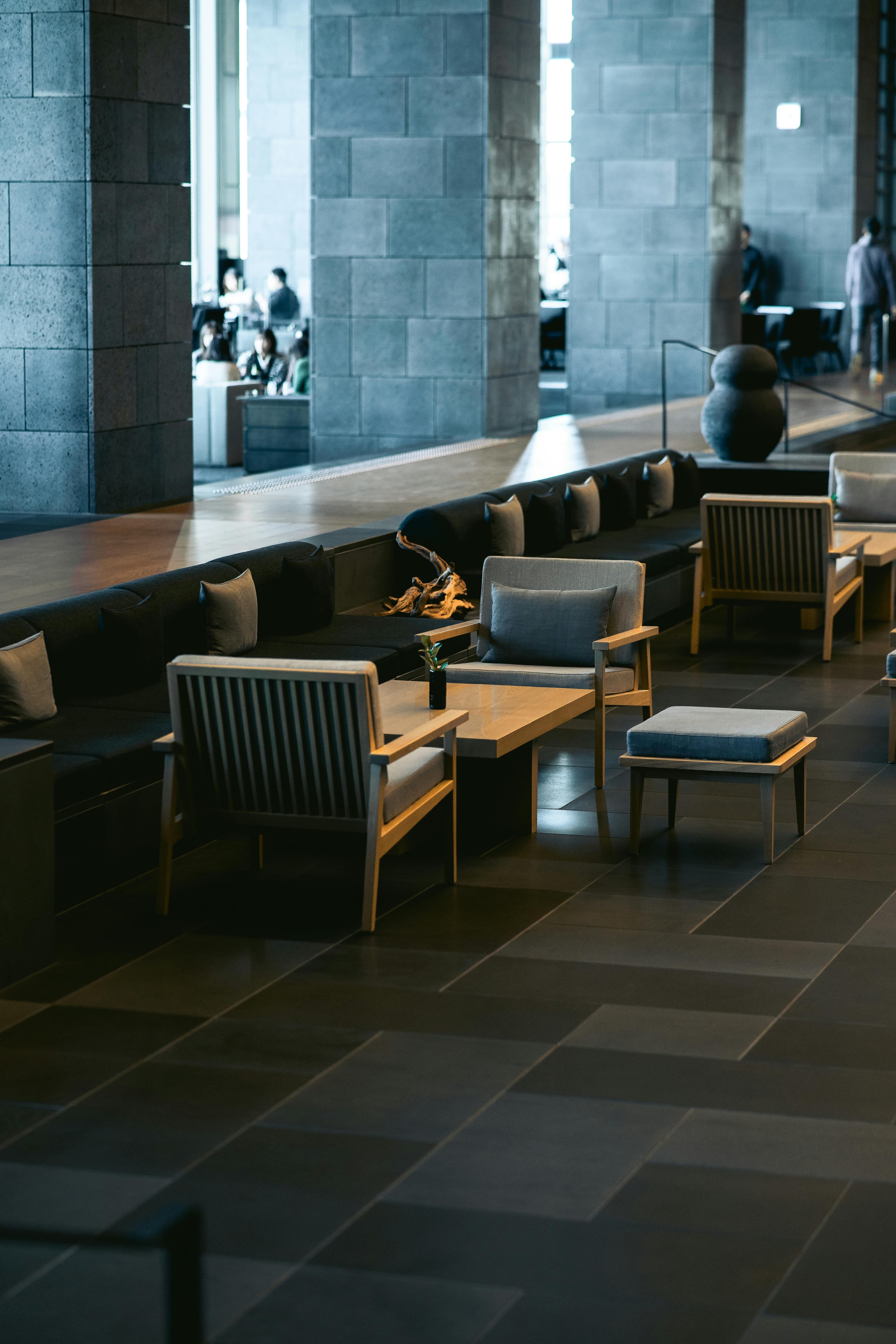 Moderne Hotel-Lobby mit Lounge-Sesseln und Steinwänden — Foyer betreibt unabhängige, inhabergeführte Hotels